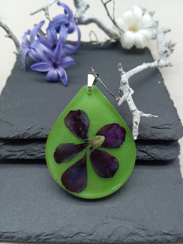 Pendentif grande goutte viola vert