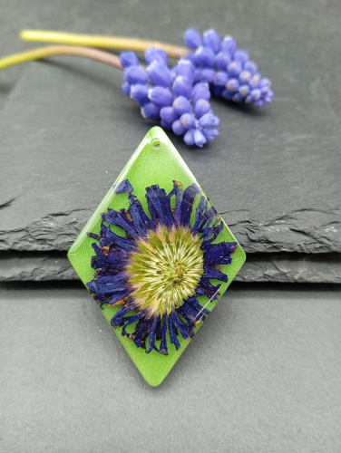 Pendentif grand losange vert pâquerette mauve